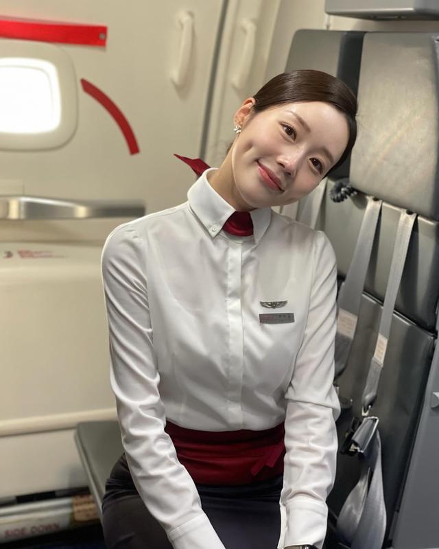 韩国空姐:酒窝小美女,笑起来超甜!