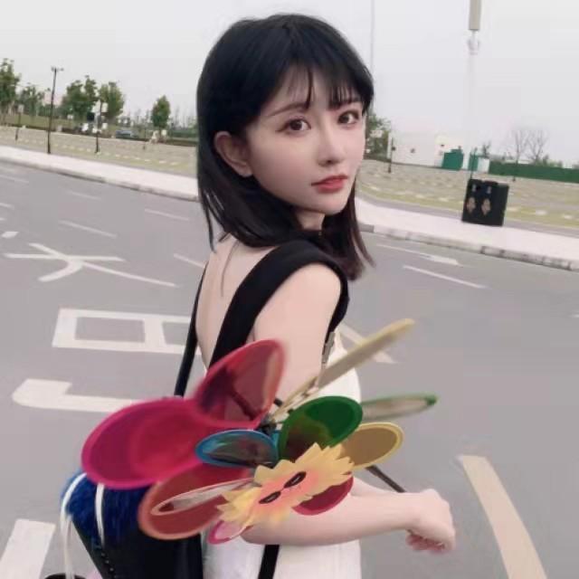 林七七泳装出镜却遭质疑,当场取出胸垫自证清白,大秀无死角身材