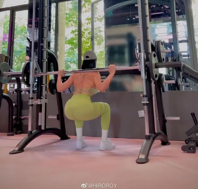 武汉26岁美女主播,常年健身练出好身材,网友直呼看了不想换台