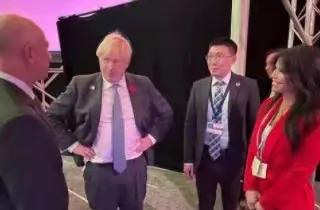 世界首富女友“女主播”造型惊艳,一身红亮相,西装穿出性感范儿