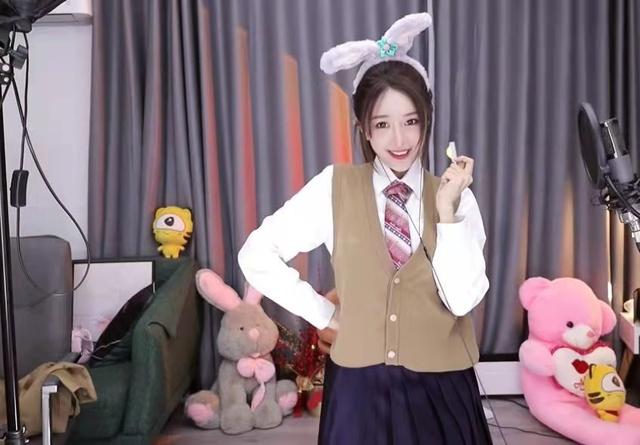 林七七泳装出镜却遭质疑,当场取出胸垫自证清白,大秀无死角身材