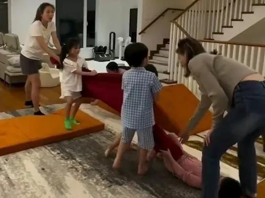 34岁女网红甘当小三，金主是66岁富豪，餐厅内激吻被拍，身材火辣