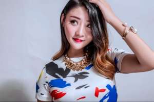 嗨秀秀场女主播(嗨秀美女主播大西西默默等一人)