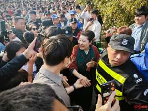 女主播户外随机选人(爆火的“王婆说媒”背后:有人寻找爱情,有人寻找流量,“王婆”只求别“挖坑”)