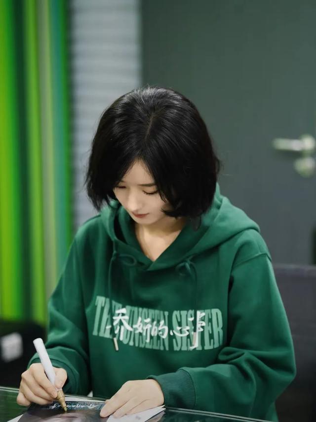 直播中的赵丽颖，绿色卫衣尽显可爱魅力