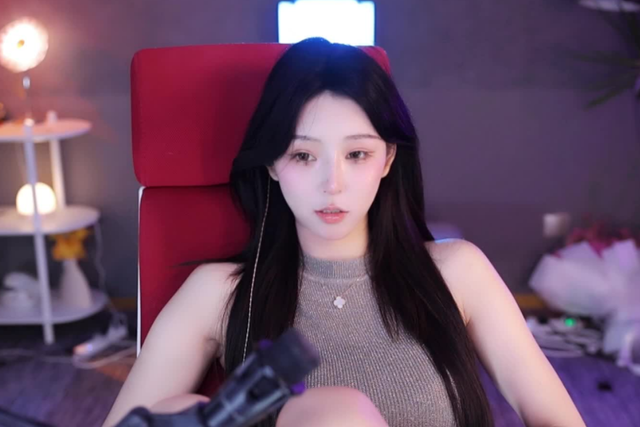 女主播热舞出意外，假发掉落现场很尴尬，主播恳求粉丝忘记这件事