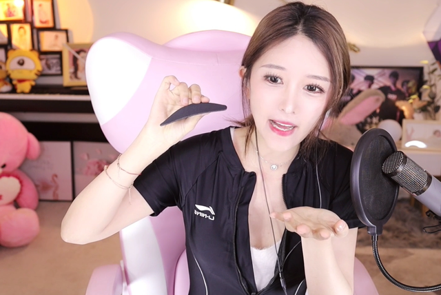 林七七泳装出镜却遭质疑,当场取出胸垫自证清白,大秀无死角身材