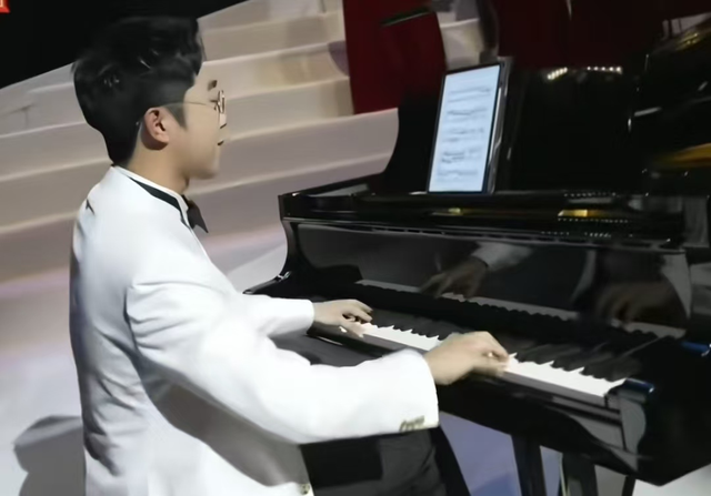 美爆！与辉同行盼盼个人宣传片，美貌与智慧并存的吃货，人见人爱