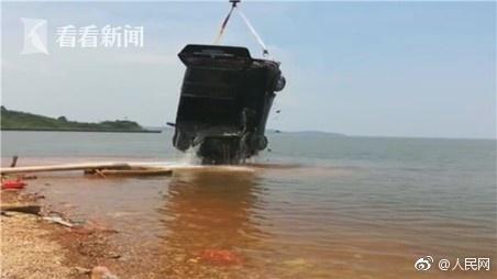 男子因领结婚证当天赖床，被未婚妻点燃裤裆烧伤