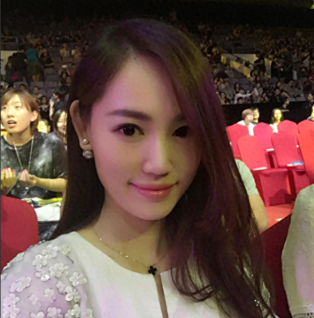 马蓉直播带货惹众怒,露胸解扣子还提王宝强,网友怒斥:真无耻!