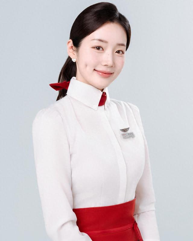 韩国空姐:酒窝小美女,笑起来超甜!