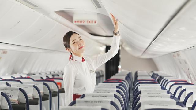 韩国空姐:酒窝小美女,笑起来超甜!