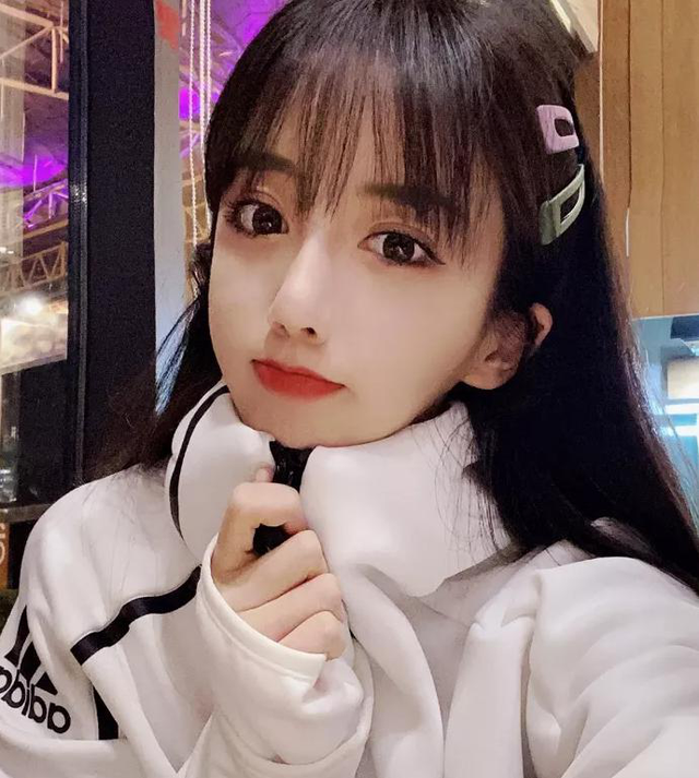 呆妹被质疑清白后气炸，当场卷裤子露腿：哪有妊娠纹？