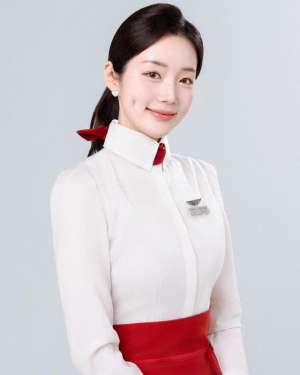 韩国女主播朴妮唛空姐(韩国空姐：酒窝小美女，笑起来超甜)