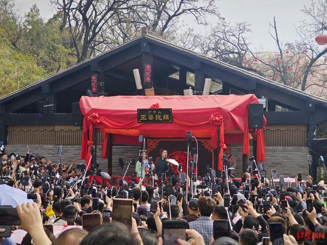 爆火的“王婆说媒”背后：有人寻找爱情，有人寻找流量，“王婆”只求别“挖坑”