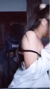 网络主播为了吸引眼球竟故意走光？网友投稿曝光引发轩然大波！