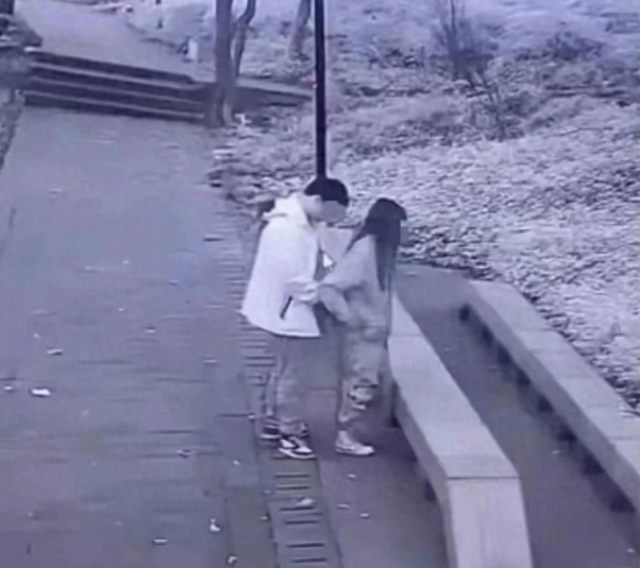 江苏常熟防火员直播转发公园内男女“活春宫”不雅视频被刑拘