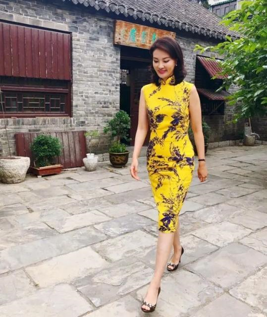 刘芳菲不愧是央视“气质”主持,穿黄色连衣裙端庄优雅,太漂亮了