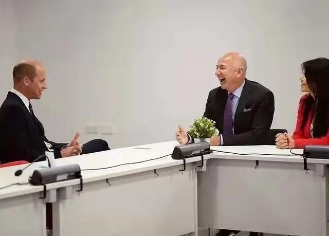 世界首富女友“女主播”造型惊艳,一身红亮相,西装穿出性感范儿