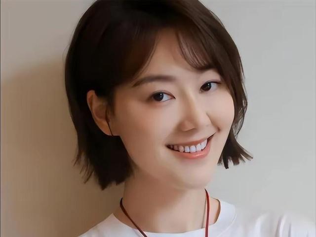 私生活混乱？遭央视开除？被传与小尼结婚的她，如今怎么样了