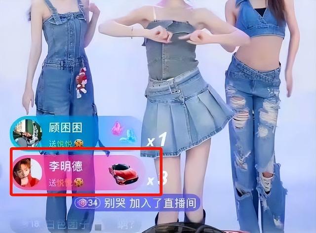 没眼看!李明德KTV唱嗨了,脱掉上衣坦胸露怀,旁边还有美女作陪