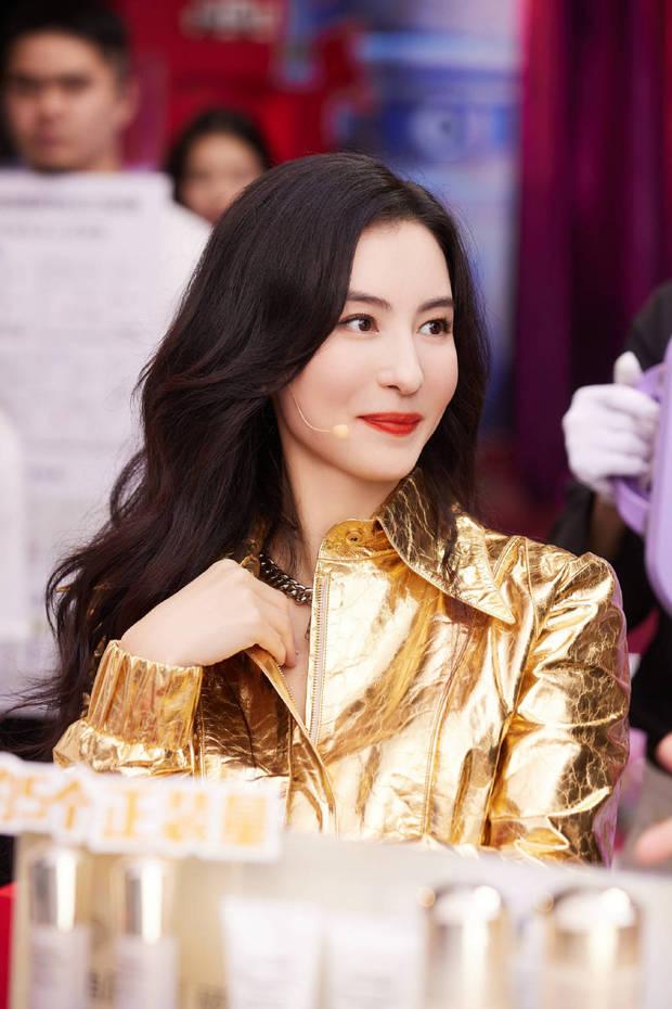 张柏芝直播穿金色外套闪闪发光 杏眼红唇美貌值拉满