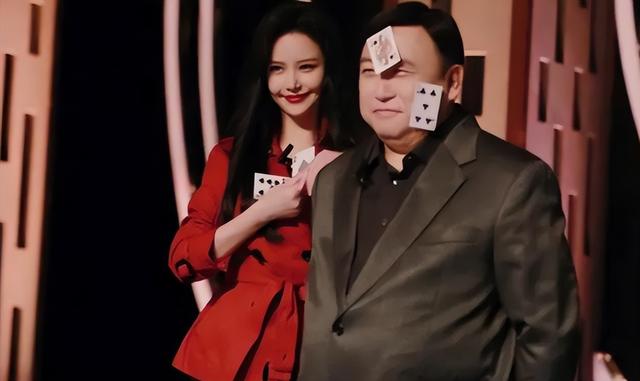 “追龙2”晶女郎邱意浓，直播疯狂打擦边球，扭腰闪现露胸