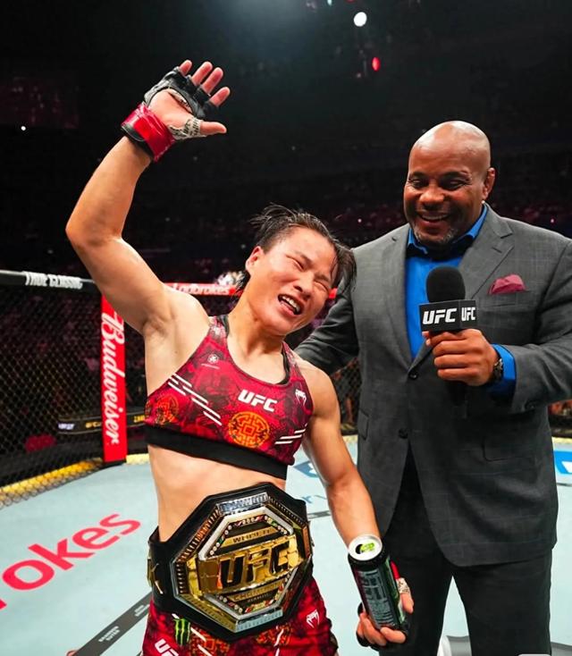 张伟丽碾压卫冕成功！赛后现场互动燃爆，对手11连胜神话被终结