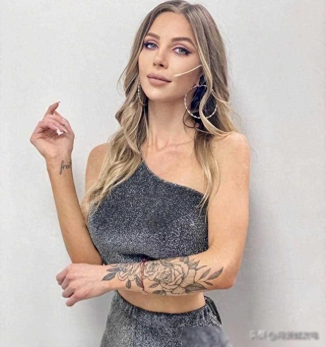 阿根廷电视台的美女主持人着大胆“真空装”引热议，你如何看待