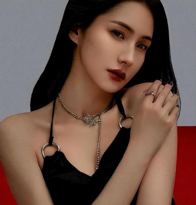 担任多部大尺度女一号，曾经红遍大江南北，如今改名换姓无人识