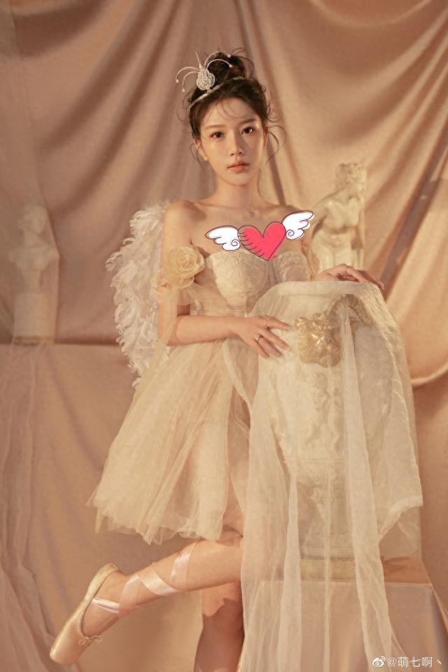 美女萌七深夜痛哭，坦言自己很简单不会乱搞，水友：别哭了心疼