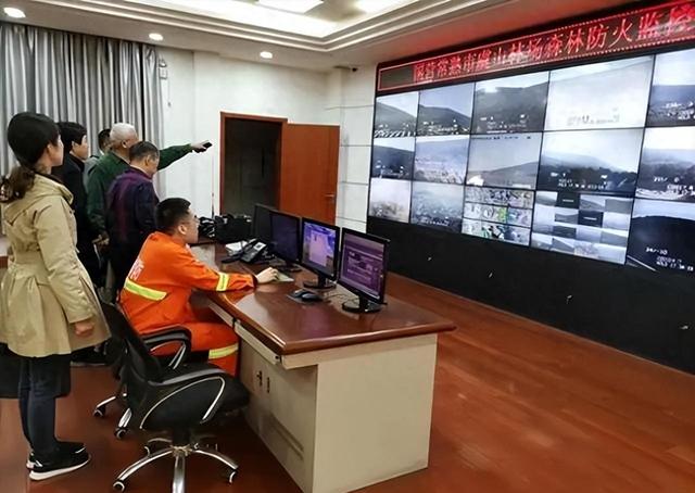 还有比这更劲爆的吗？一对男女森林中野战，却被指挥中心直播调侃