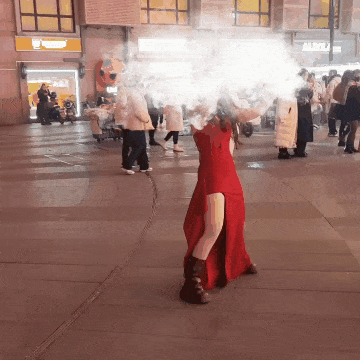 女网红在街头热舞直播 -男子举着喇叭抵制-