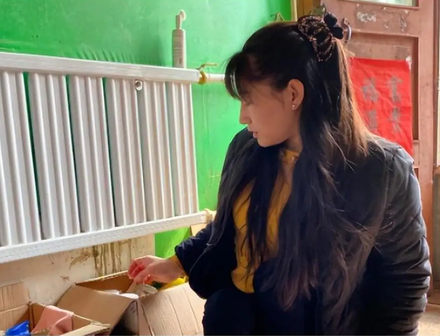 山东美女主播“爬行”生活36年，24岁嫁46岁男人，现在活成这样