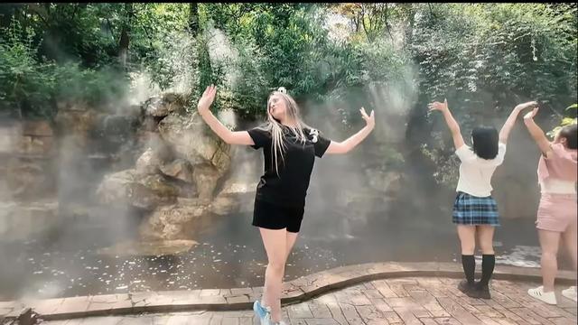 汪汪和玛利亚带兰娜夏娃看大熊猫搭帐篷，激动热舞，羡慕川美蜀乐