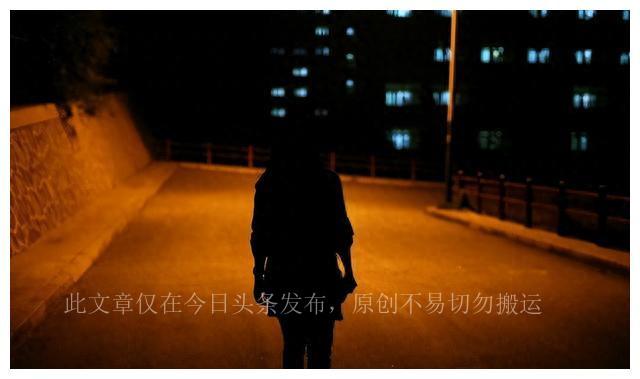 四川主持人佟瑶：醉酒内急下车“方便”，10分钟后只剩一只高跟鞋