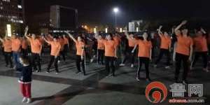 三个女主播棒棒嗨(“鬼步舞”风靡胜利广场)