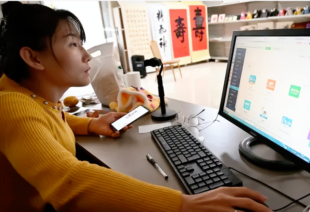 山东美女主播“爬行”生活36年，24岁嫁46岁男人，现在活成这样