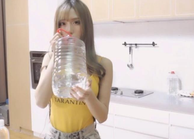 女主播受惩罚花样百出，喝水倒立家常便饭，男友视角摸腿谁能忍