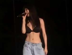 牛仔裤热舞韩国女主播(“小野马”金泫雅台上热舞脱衣扭腰好性感,边唱边跳动作大胆)