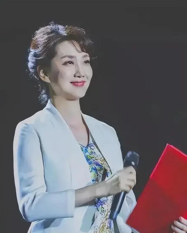 这个“央视首席女主持人”改嫁省委书记后，已走上了另外一条大道