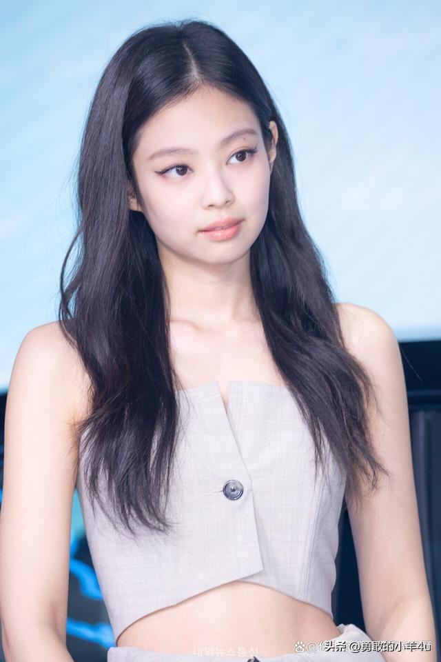 韩国顶流女偶像因穿着暴露,惨遭韩网友痛批:她好像只穿了内裤!