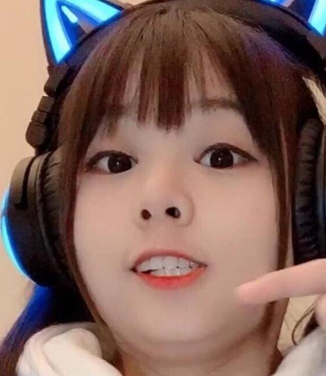 女主播靠呆萌外表人气飙升，路人照曝光后网友心碎表示：什么玩意