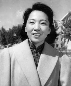 99热 女主播(“江姐”于蓝：19岁嫁给29岁田方，为照顾继子选择流产，99岁去世)