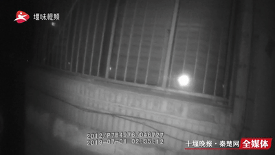 凌晨2点，独居女子听到诡异敲窗声！急忙报警：他好像从天上掉下来的