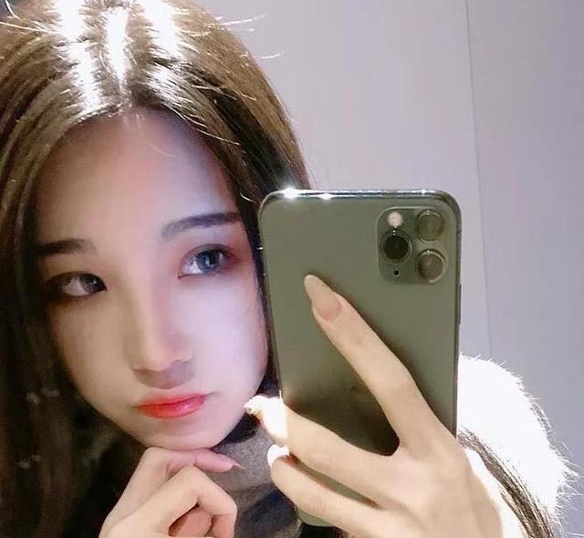 女主播再次刷新下限,连麦PK输了受惩罚,竟玩起“萝莉蹲”