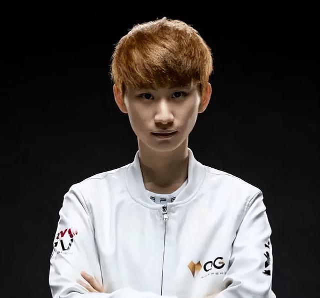 韩国小伙来中国10年，娶中国女网红住4000万别墅，直播抽奖险坐牢