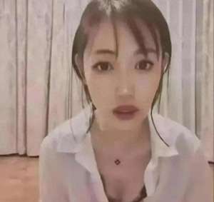 大胸女主播爆纽扣(马蓉直播带货惹众怒，露胸解扣子还提到王宝强，网友怒斥：无耻)