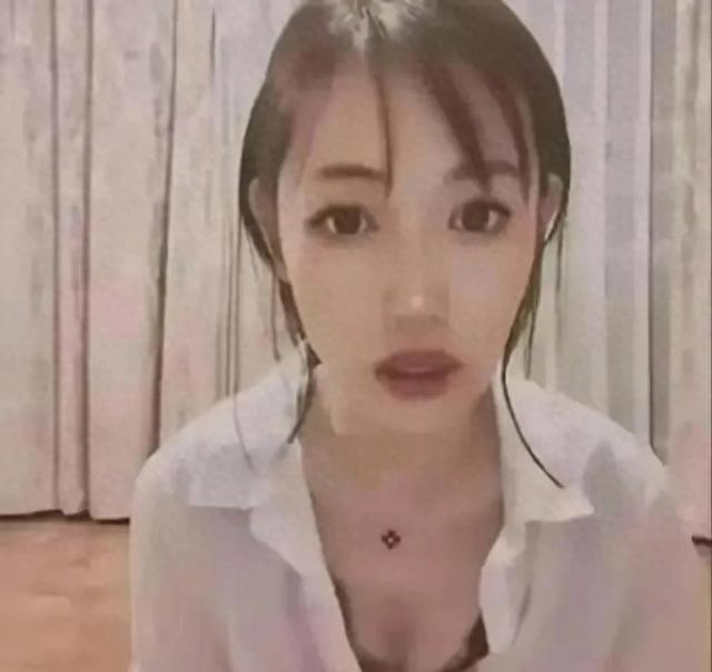 马蓉直播带货惹众怒，露胸解扣子还提到王宝强，网友怒斥：无耻！