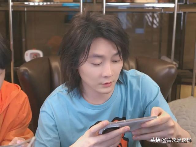 2024年2月，抖音粉丝量排名前十的博主分别是： 1